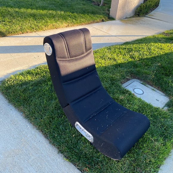 Gaming chair. Nothing is broken still works didn’t get used much - Picture 1 of 1